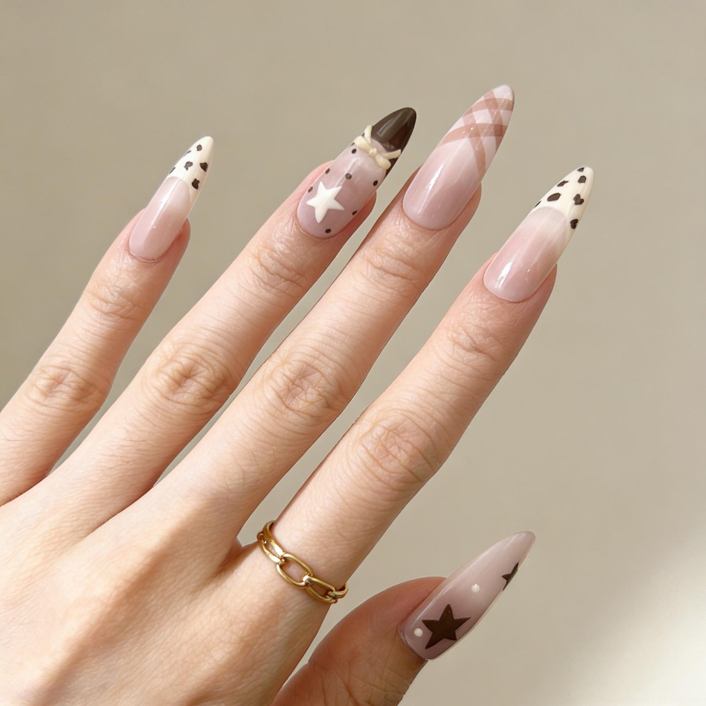 Beige Brown Star Press-On Nails - Bow Accent False Nails UK - detail view - ClouDIY UK