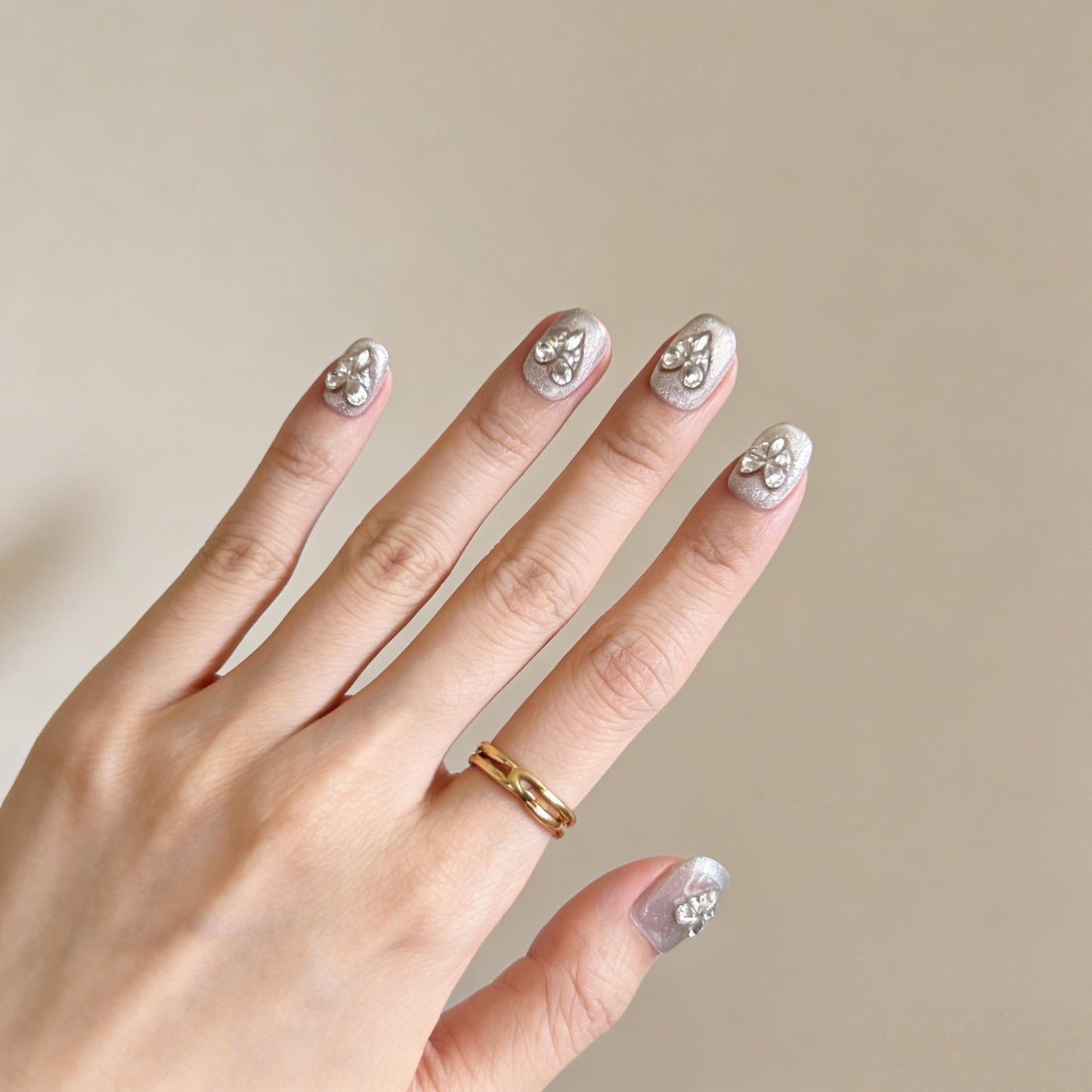 Silver Heart Jewel Press-On Nails - Glitter False Nails UK - detail view - ClouDIY UK